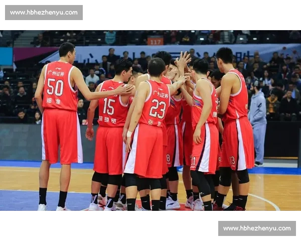 辽宁队迎战青岛队展开激烈对决 争夺季后赛宝贵名额精彩上演